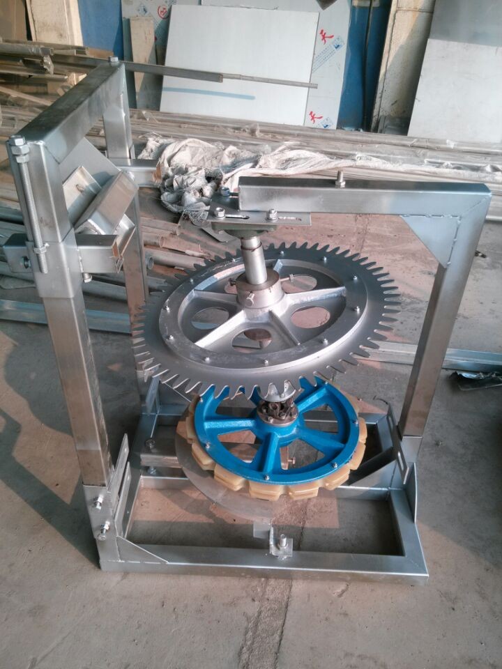Automatic poultry foot cutter