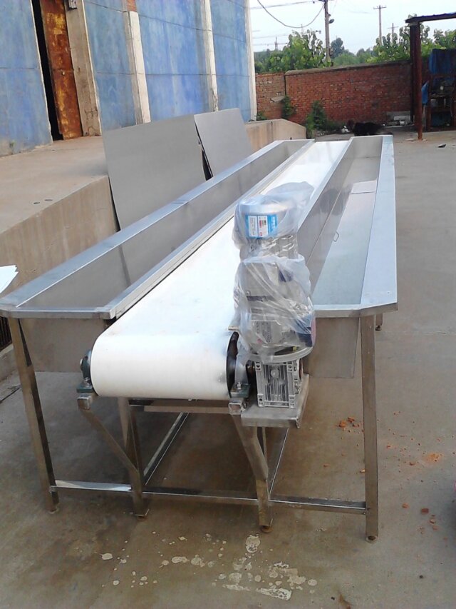 Fine-feather conveying tank