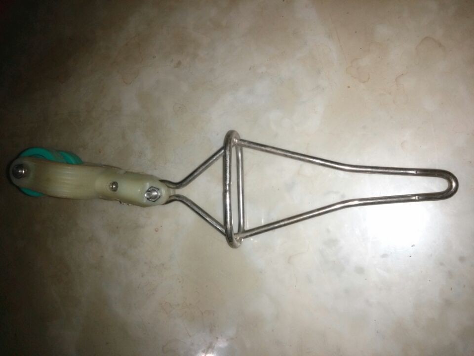 Lantern-type poultry shackle