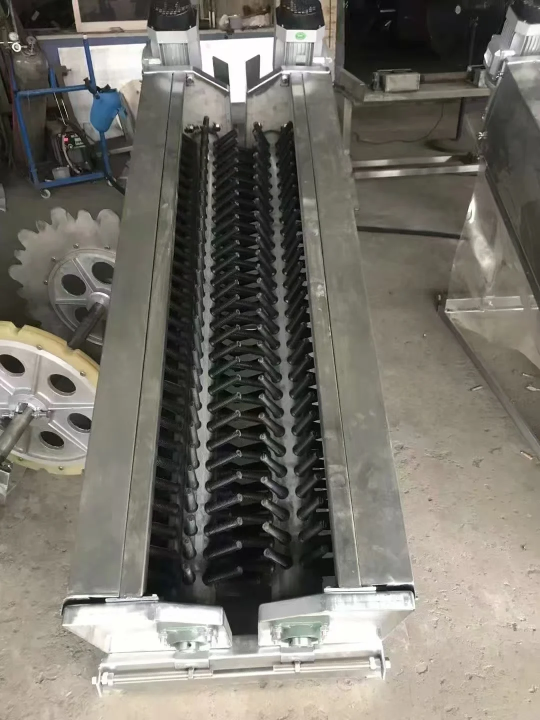 Horizontal poultry plucker